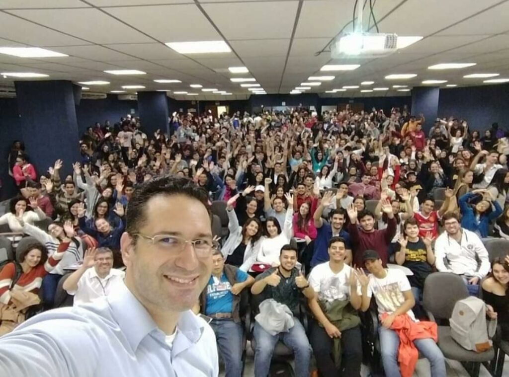 Hipnoterapeuta Levy Corrêa, de Campinas, ama desenvolver pessoas